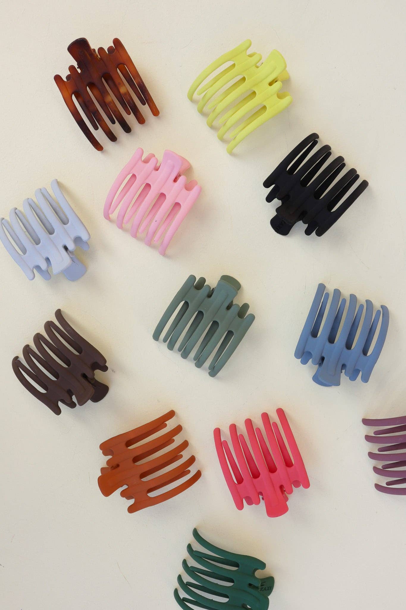 Wide Lay Down Claw Clip | Matte Black