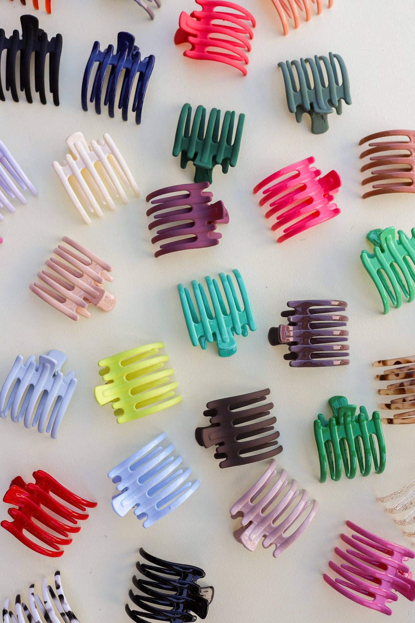 Wide Lay Down Claw Clip | Shiny Rose Pink