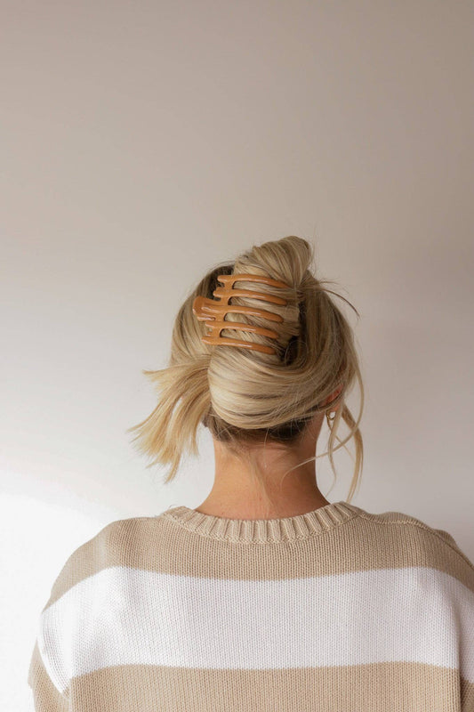 Wide Lay Down Claw Clip | Shiny Light Brown