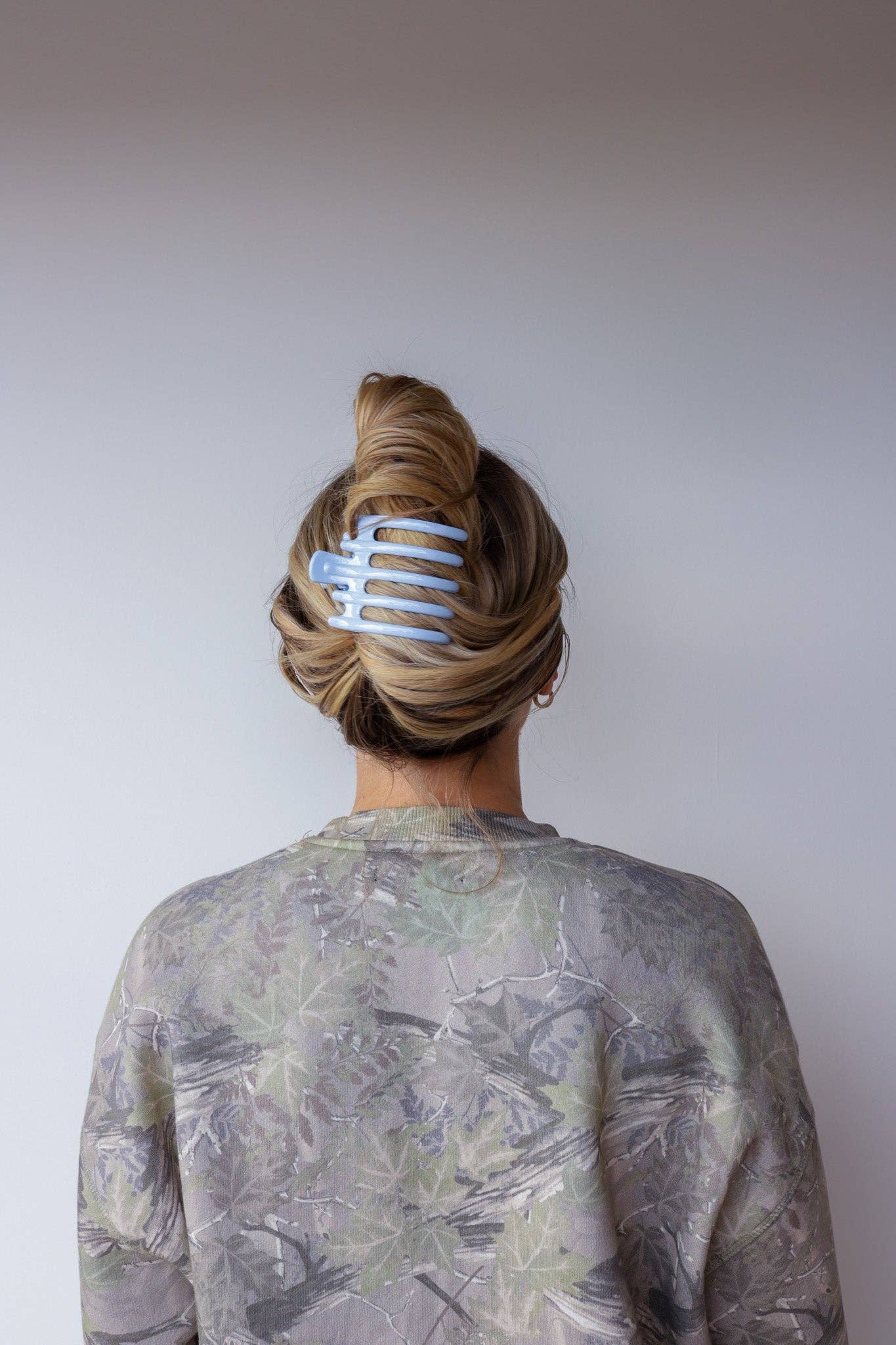 Wide Lay Down Claw | Shiny Sky Blue
