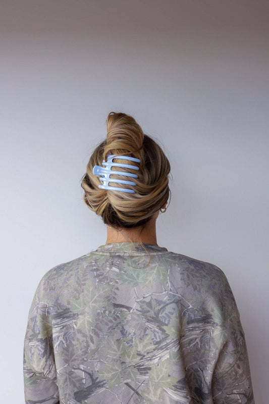Wide Lay Down Claw | Shiny Sky Blue