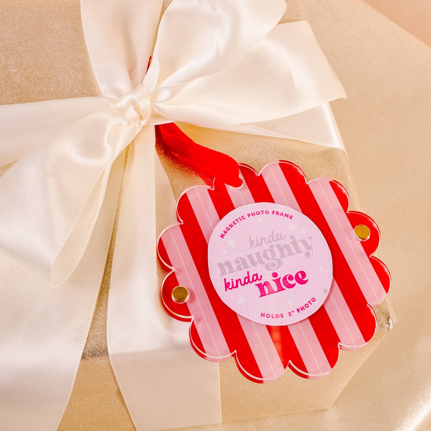 Scalloped Round Picture Frame Ornament | Peppermint Stripes
